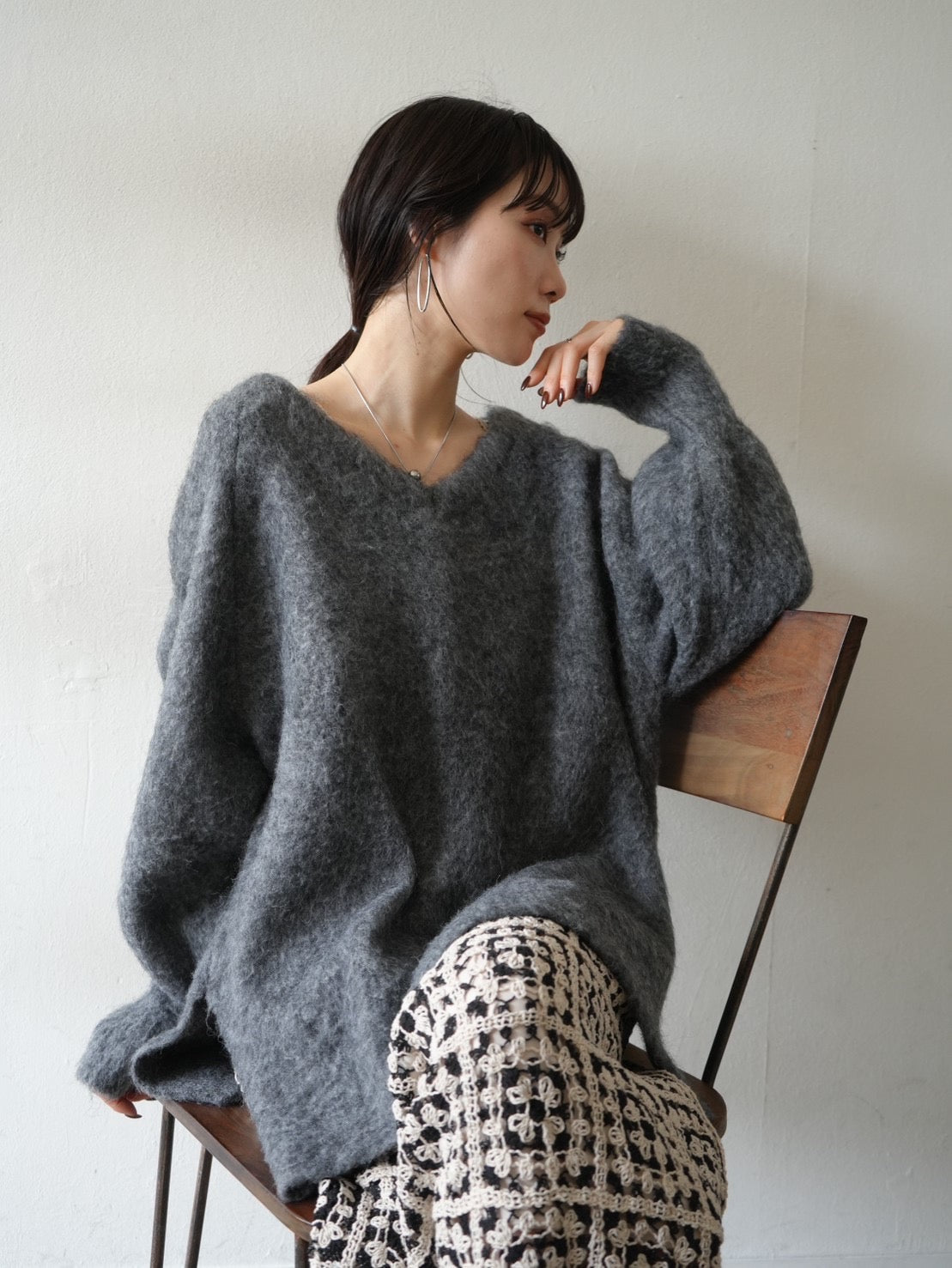予約]オーバーモヘアニットプルオーバー/チャコール – Lumier