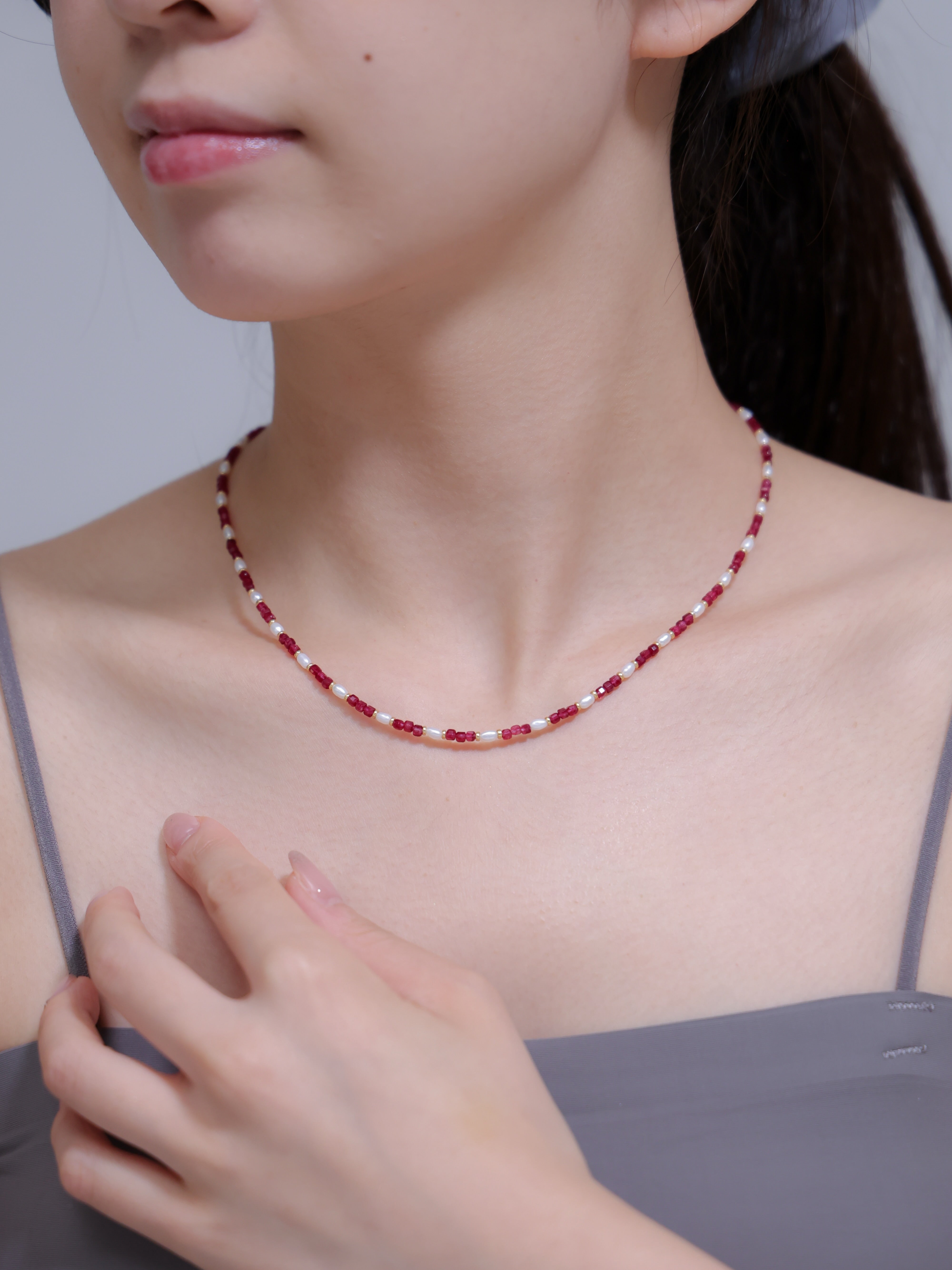 ルビー & 淡水パール ネックレス - 【宝石の女王】鮮烈な赤と白の