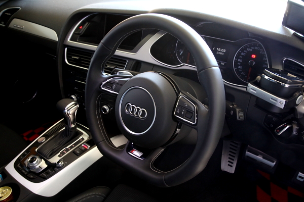 Audi A4/B8.5 S5純正フラットボトムステアリング & HYPER FORGED HF