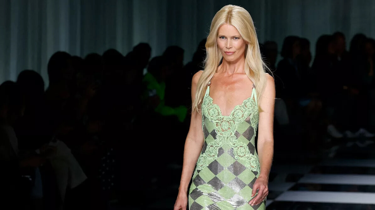 53歳のクラウディア・シファーが5年ぶりにランウェイ復帰。｜Culture