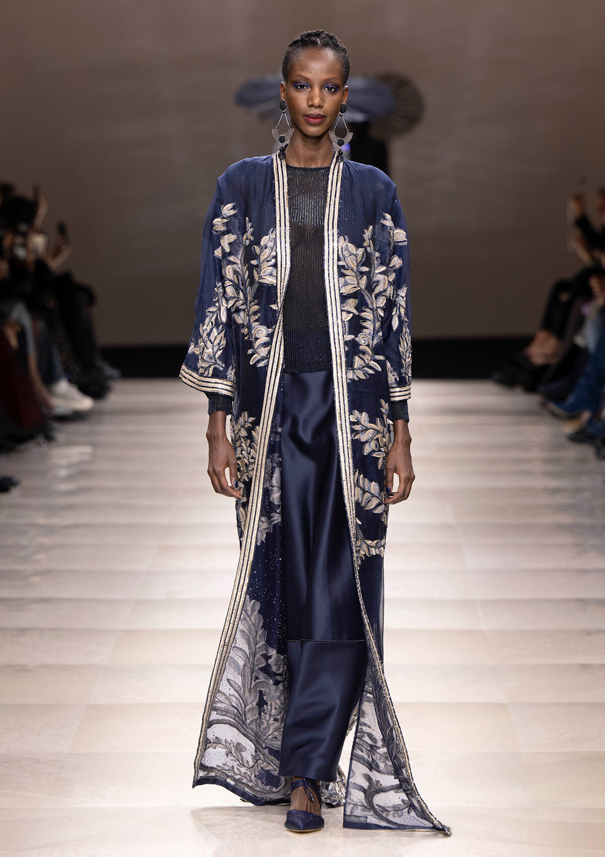 ジョルジオ アルマーニ プリヴェは優美な手仕事とオリエンタルな香りを