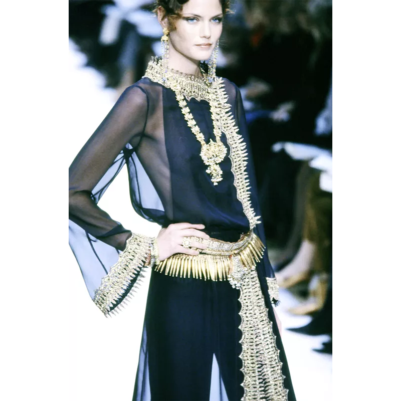 クラウディア・シファー、ウィンザー城で贅沢なベルベットドレスを纏い