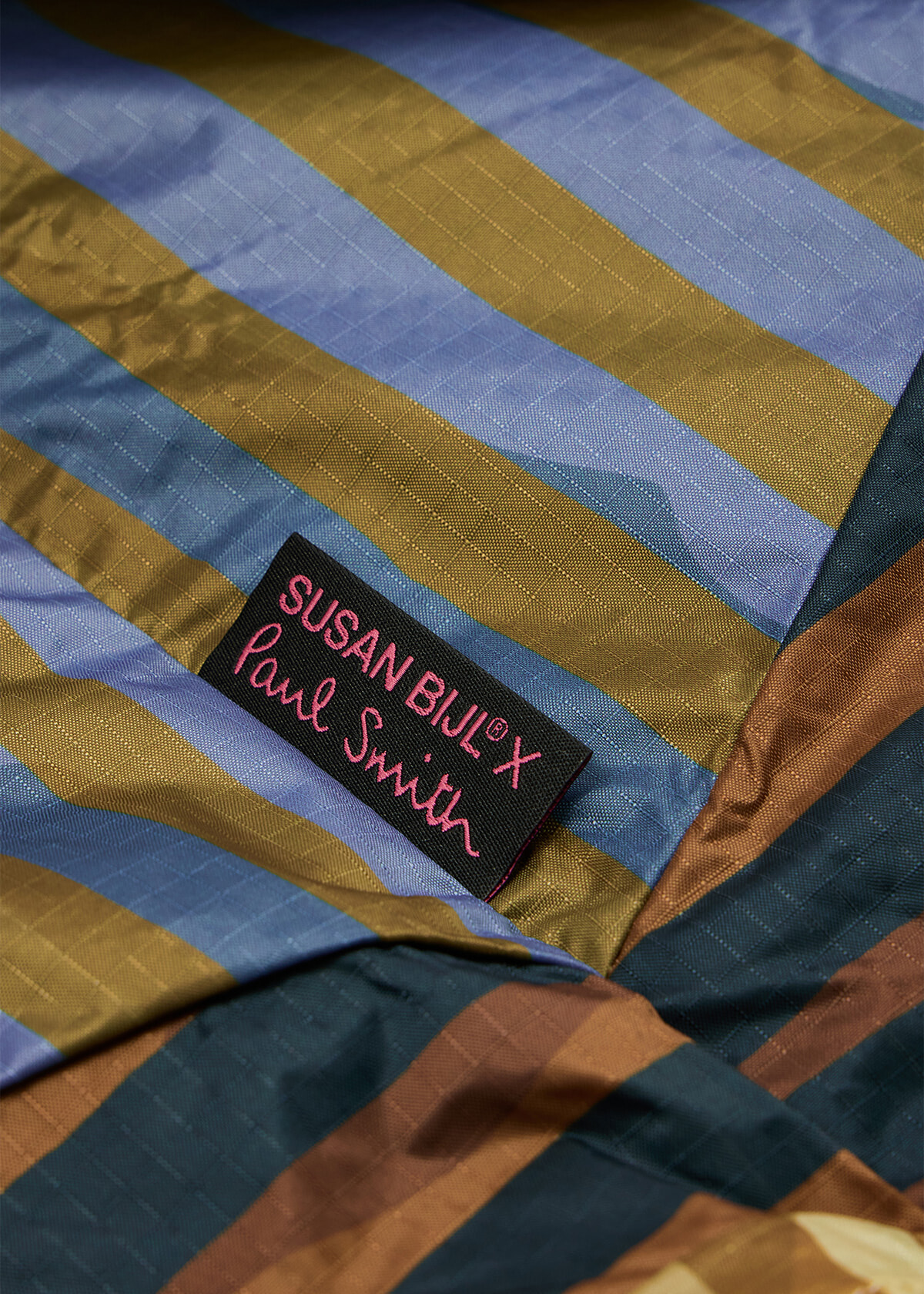 ポール・スミス×スーザンベルのショッピングバッグが主役級の存在感