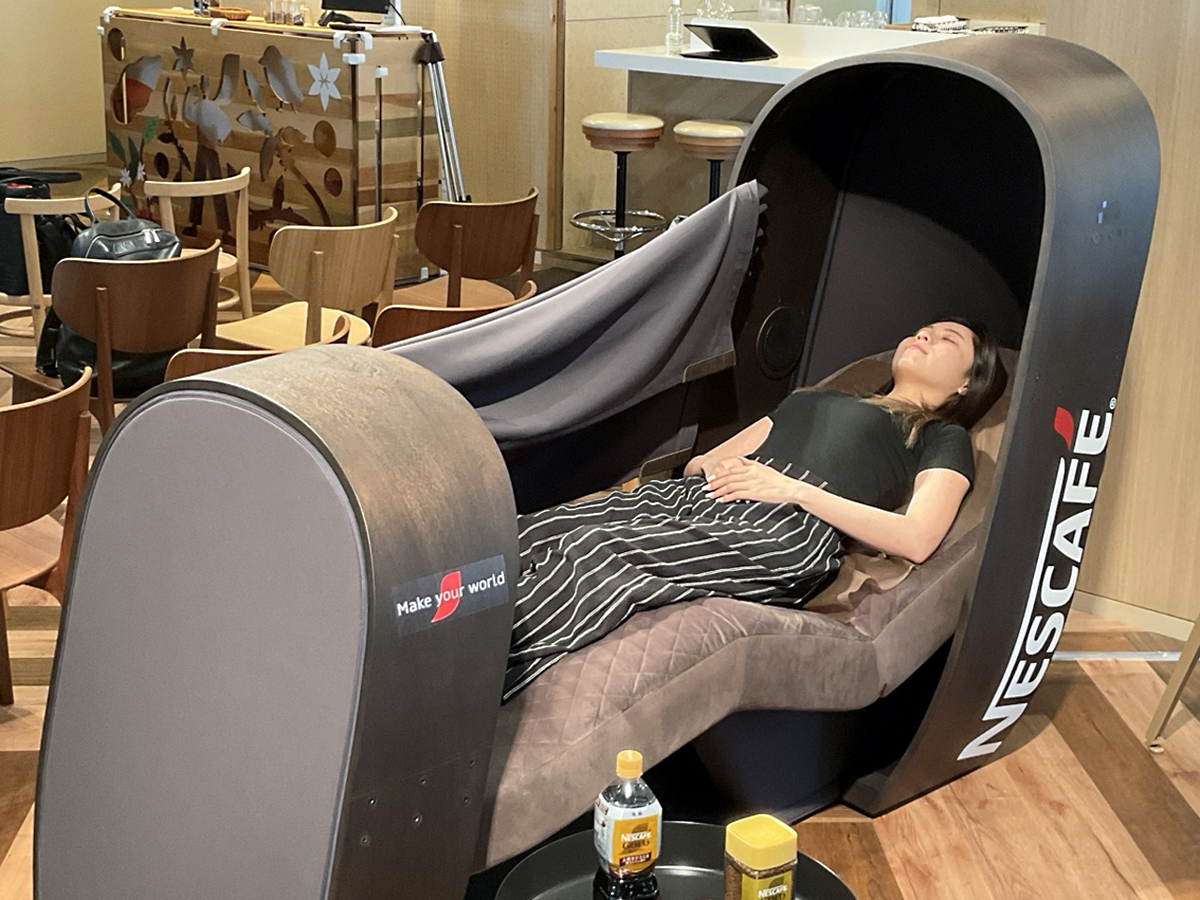 トヨタがネスレと組んで仮眠ツールをアピール。「疲れたら休む