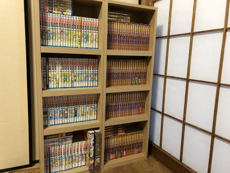 あふれるコミック本の収納のために息子が無印「パルプボードボックス