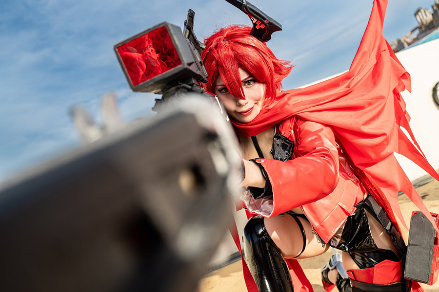 コスプレ】『NIKKE』「レッドフード」の大型銃を構える姿がカッコ良