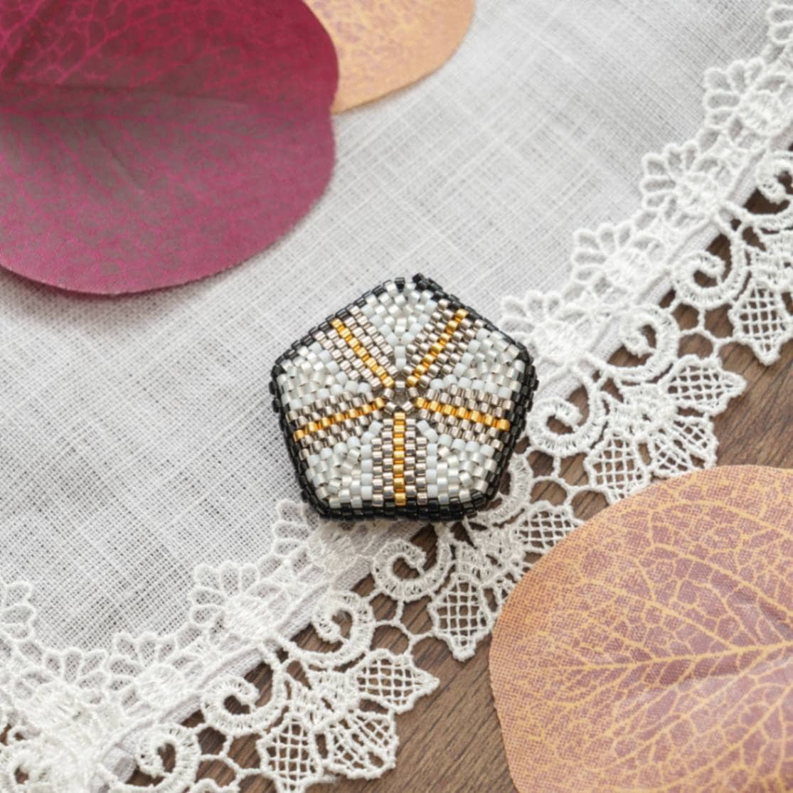 和柄五角形の帯留め／ブローチ 白 | ビーズステッチ | ウイラブ