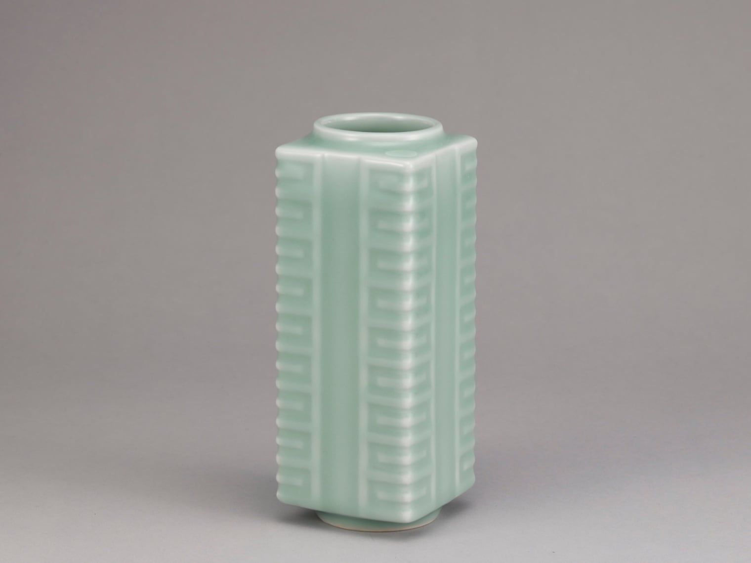 平戸焼 青磁 【横石 嘉助】(作)の『算木 花入』共箱 ※美