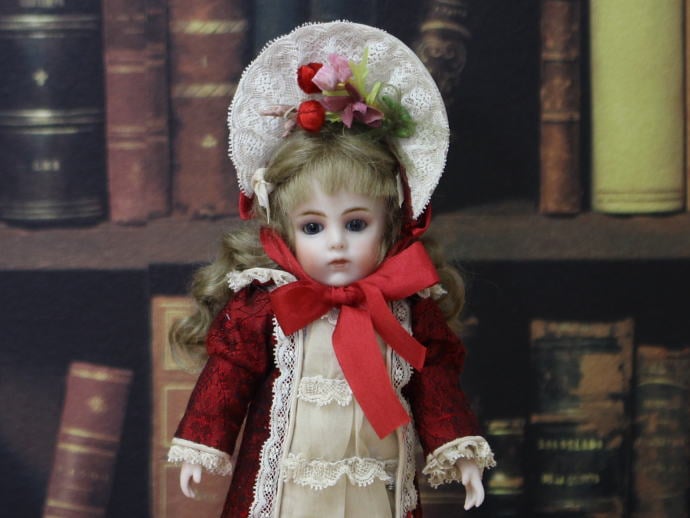 宮崎 佳代作／リプロダクション オールビスクの赤いドレスブリュ