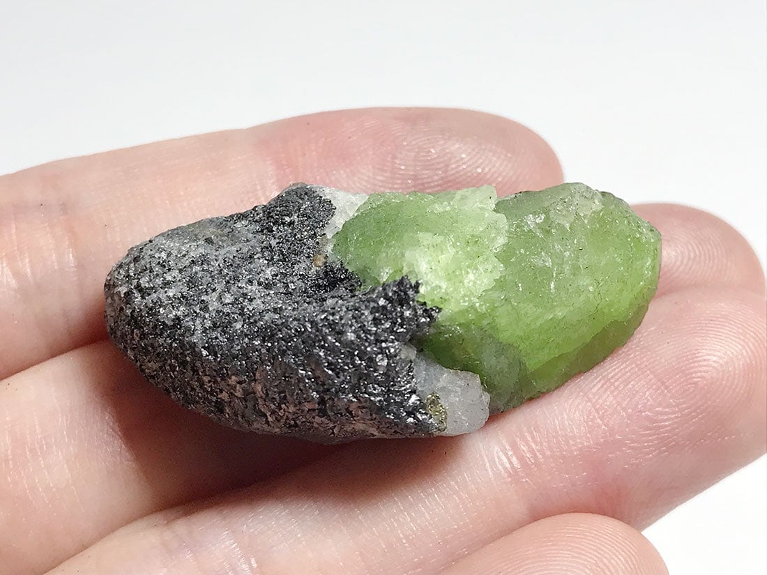 希産！】タンザナイトon ツァボライトガーネット 共生 Tanzania 産 希