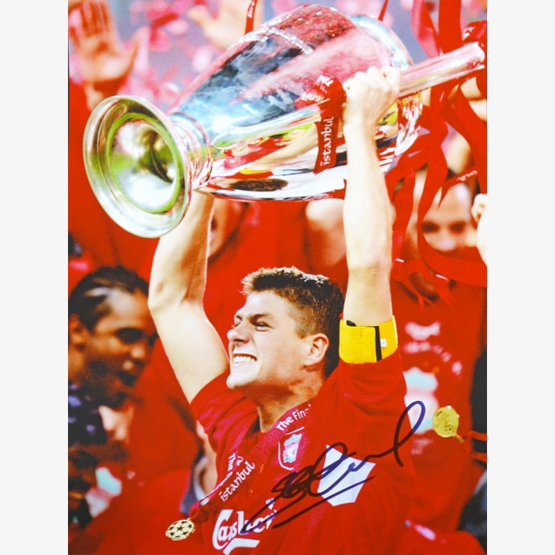 ジェラード直筆サイン入りリバプール2005フォト(トロフィー) | THE DUGOUT