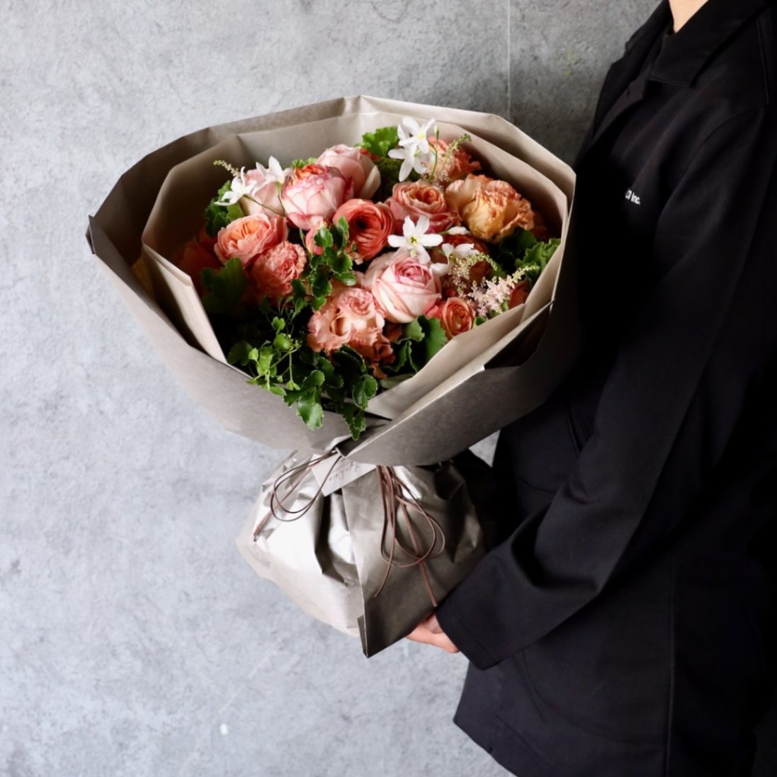 特選花束ML「朱華 hanezu」心にやすらぎを届ける、穏やかな花の調べ