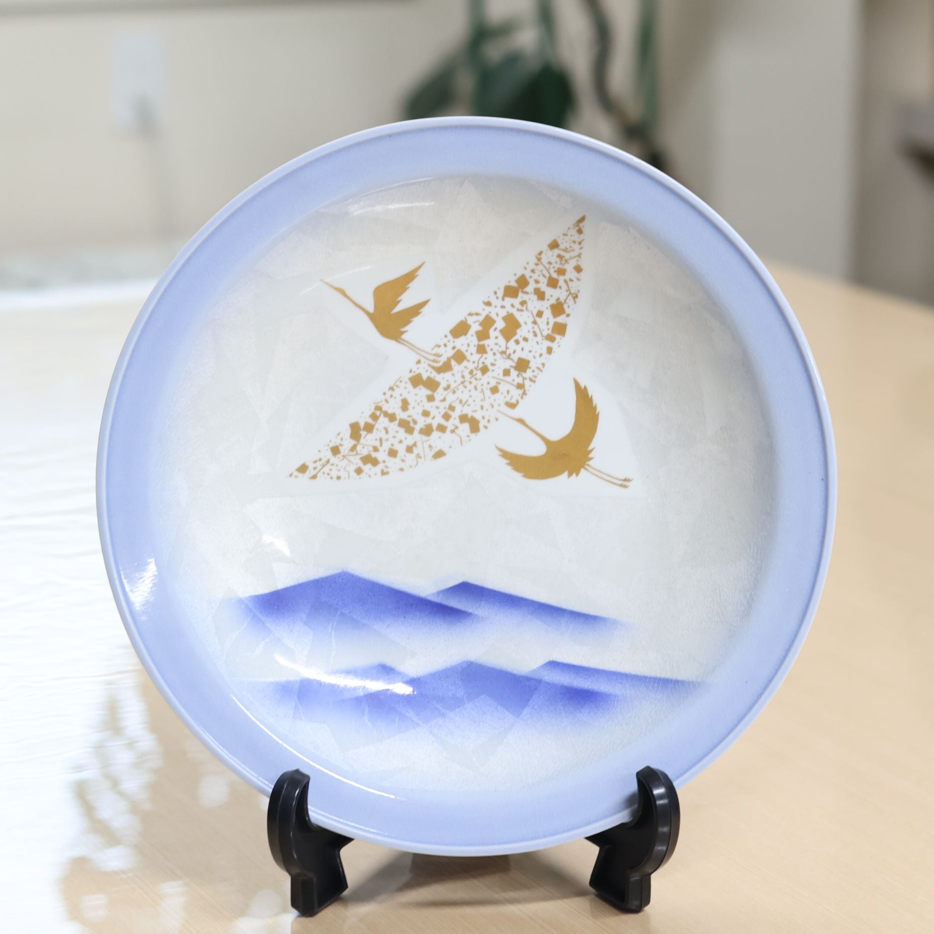九谷焼 飾皿 10号・銀彩連山に双鶴（皿立付） | 飾皿 | 伝統工芸品