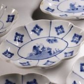 藍九谷 皿 江戸時代前期 前期伊万里 染付 草花文 陽刻捻割地紋