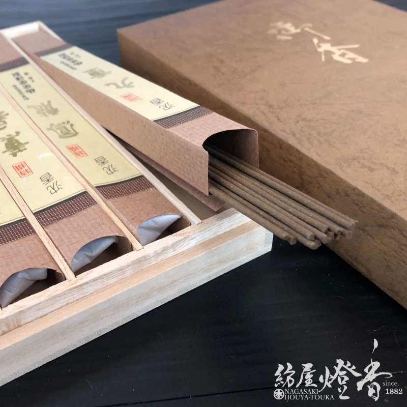 梅栄堂 伽羅 [銘香 孔子木 ] 中寸一把上桐箱入