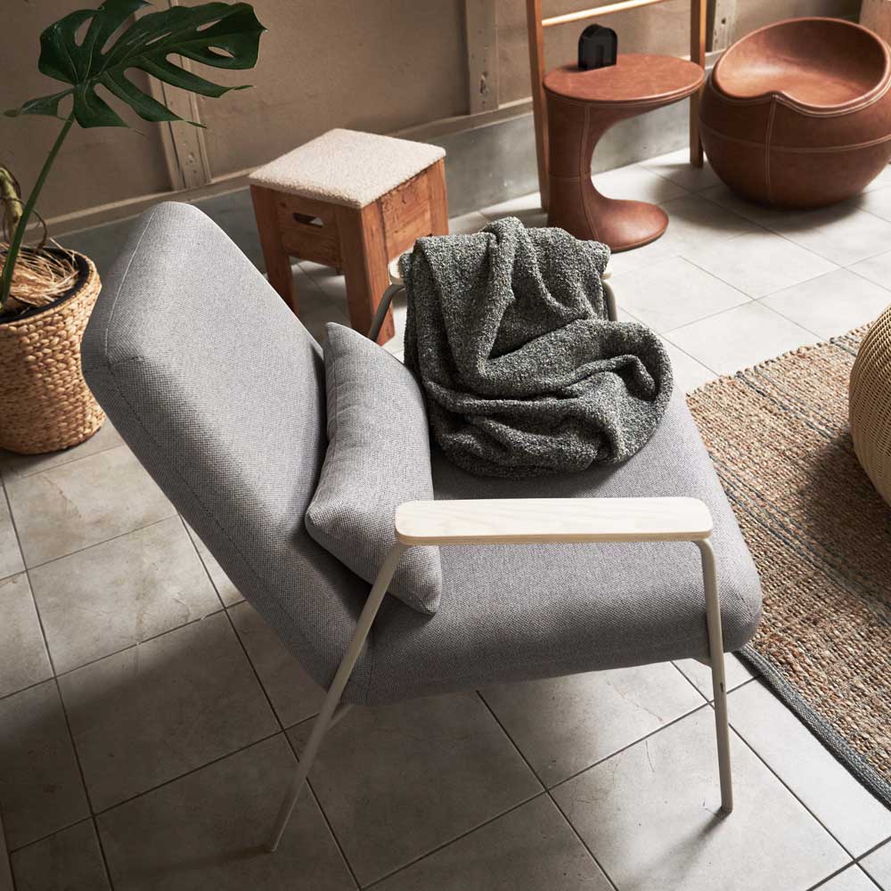 北欧風ラウンジチェア｜天然木アーム×ナチュラルファブリックで