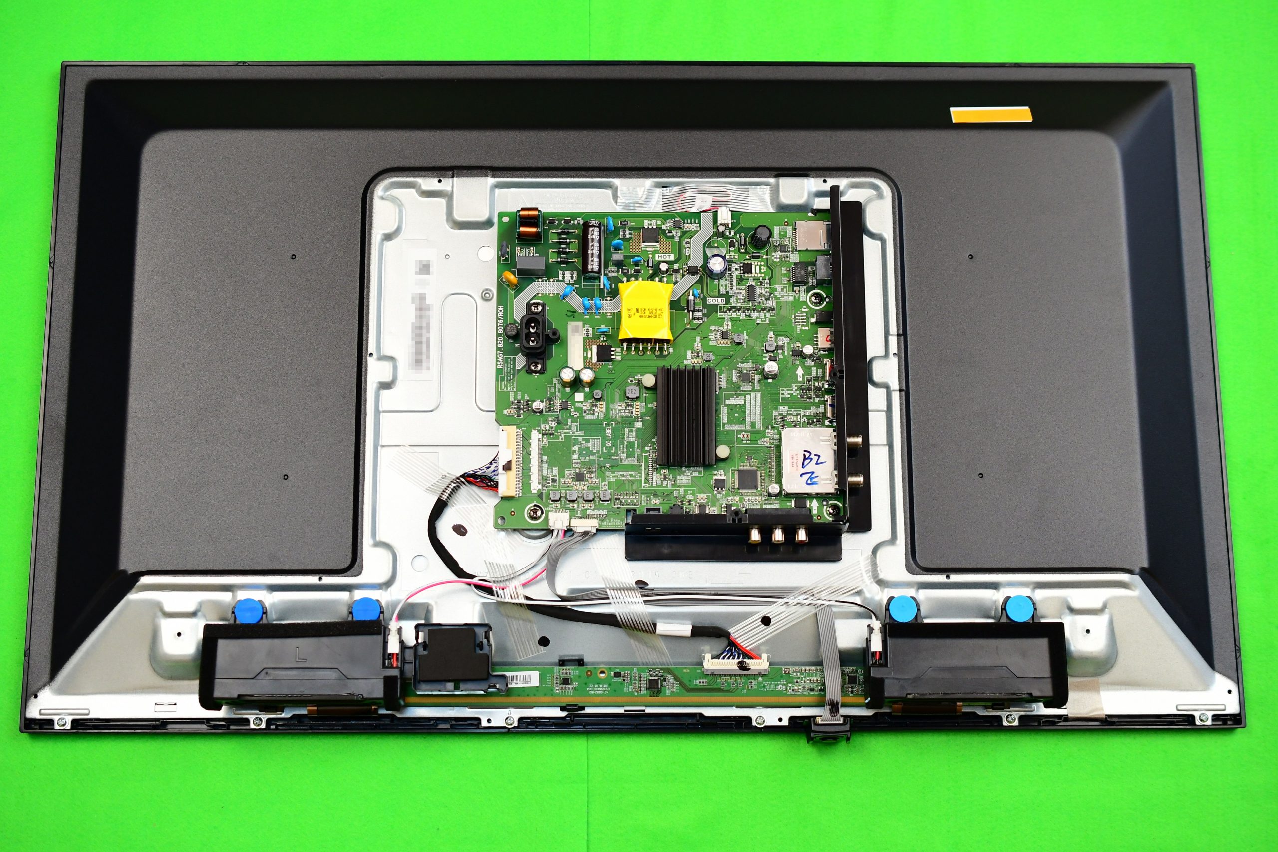 amazon格安販売のハイセンス製液晶テレビを分解してみた。 - まず分解。