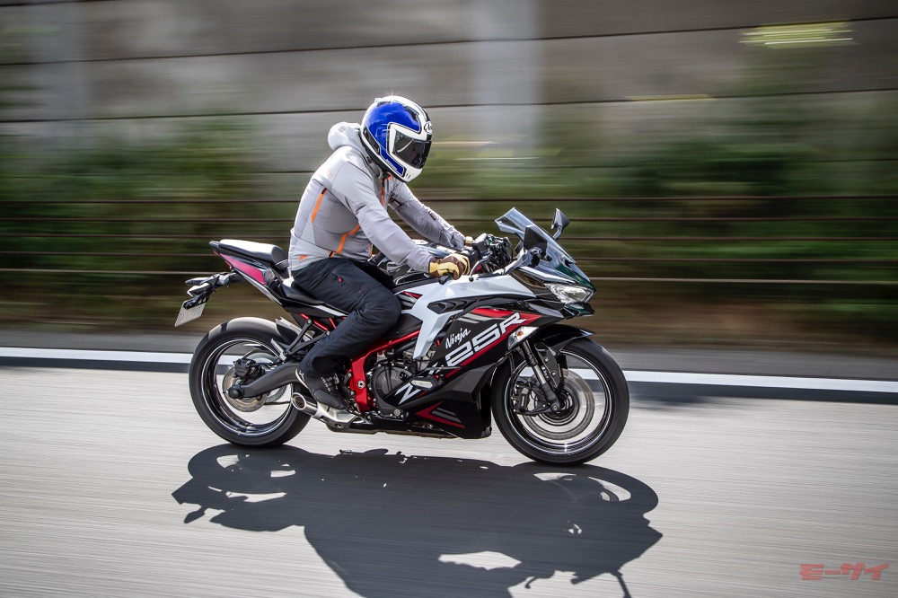 ニンジャZX-25R VS バリオスII】30年分の進化から、最新カワサキ