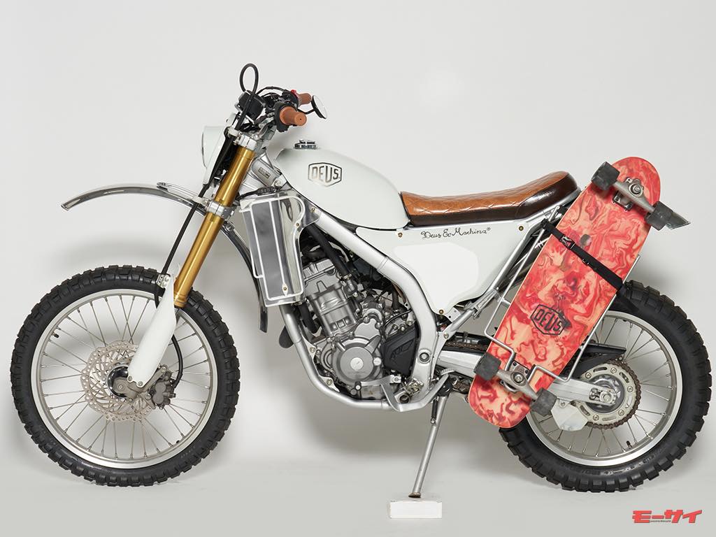 ホンダ CRF250Lが大変身!! デウス エクス マキナ発「スケートボードが