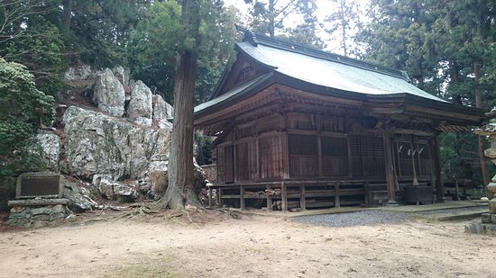本殿とペグマタイト岩脈 - Picture of Pegmatite Rock Vein, Koriyama