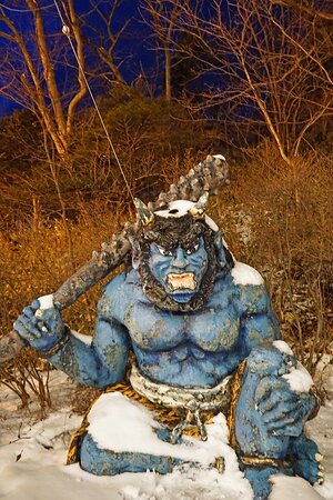 神社への階段の脇に立つ赤鬼と青鬼と祠。 - Picture of Onibokora