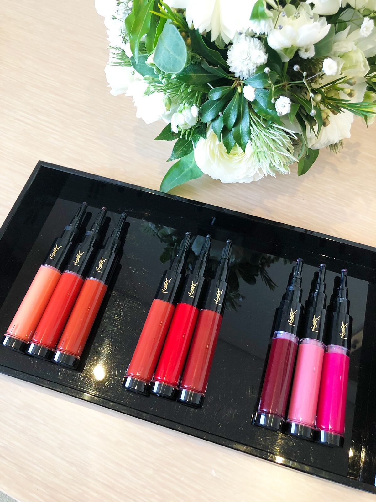 日本初上陸！ オンデマンドで色を作れる、YSLのAI搭載リップデバイスが