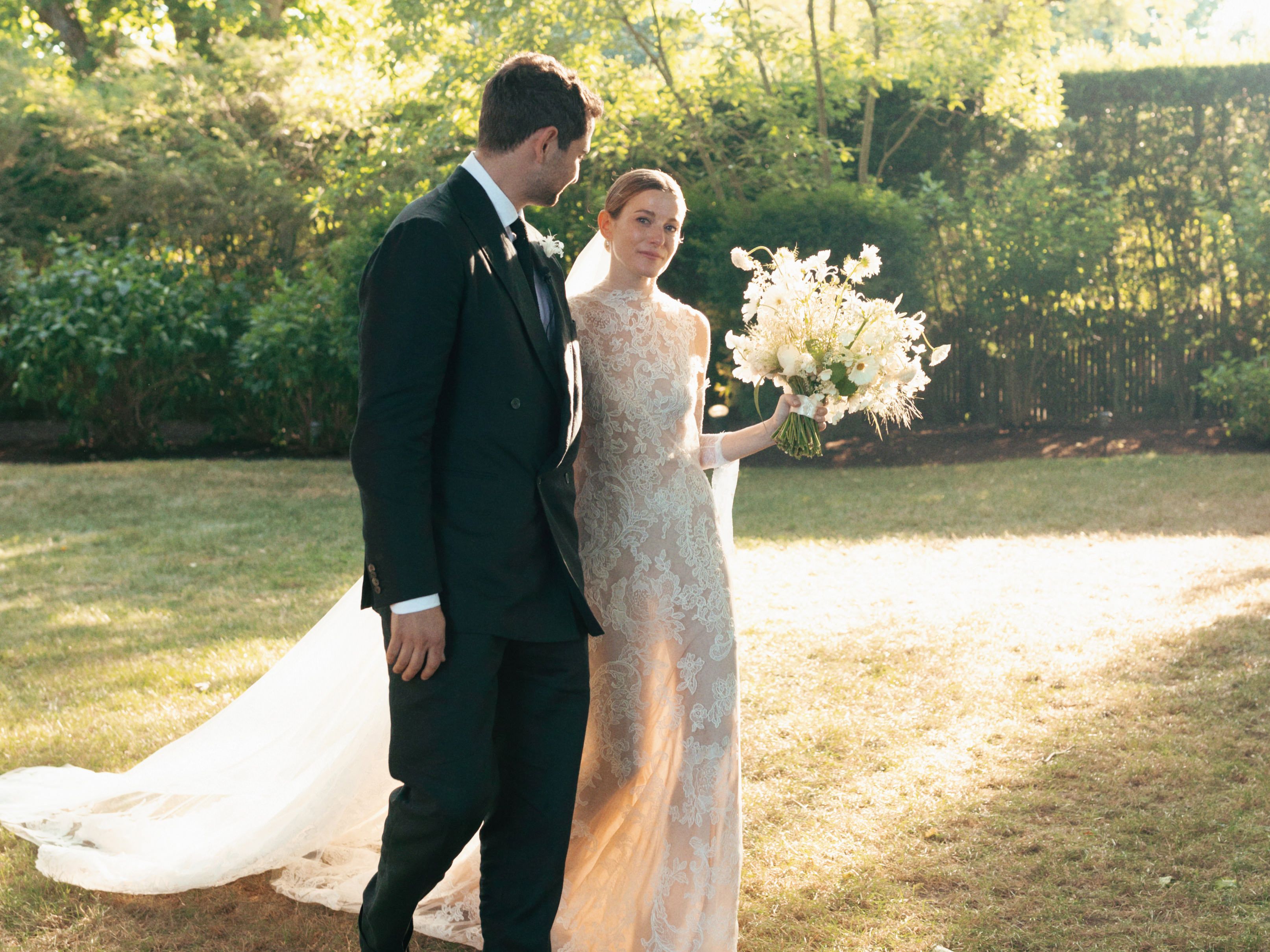 おしゃれなガーデンウエディングのお手本！花嫁が纏ったヴェラ・ウォン