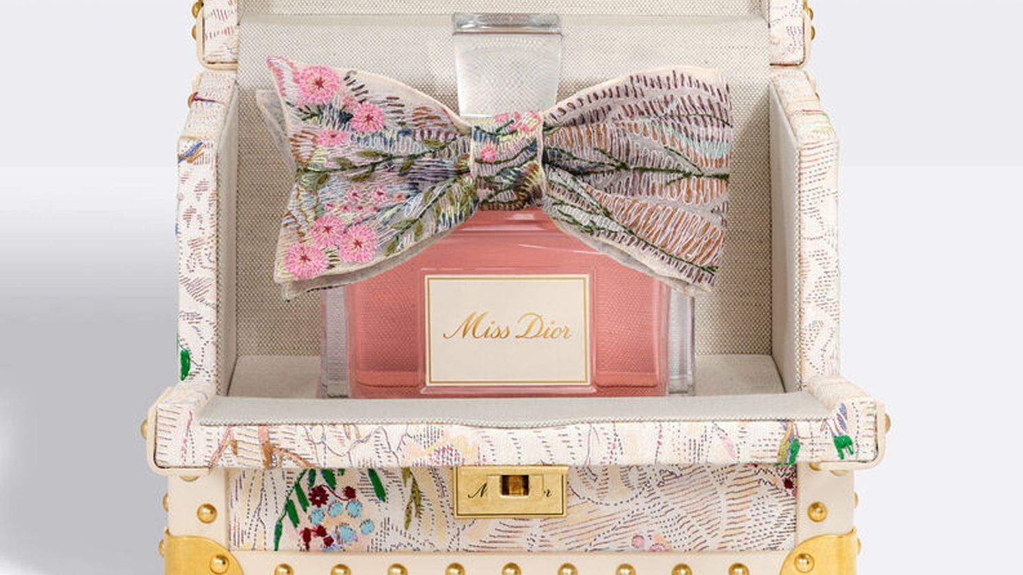 名品「ミス ディオール」の新しい香りを祝う展覧会が東京・六本木に