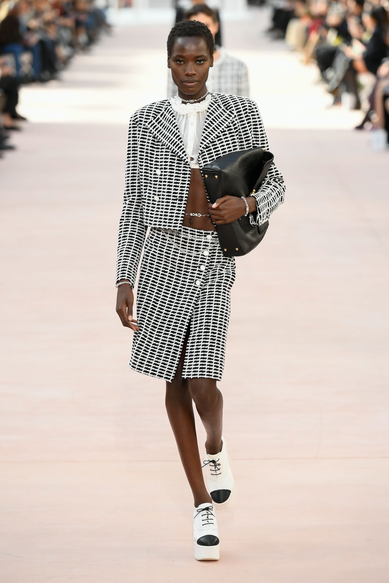 ルック】「シャネル」2025年春夏コレクション - WWDJAPAN