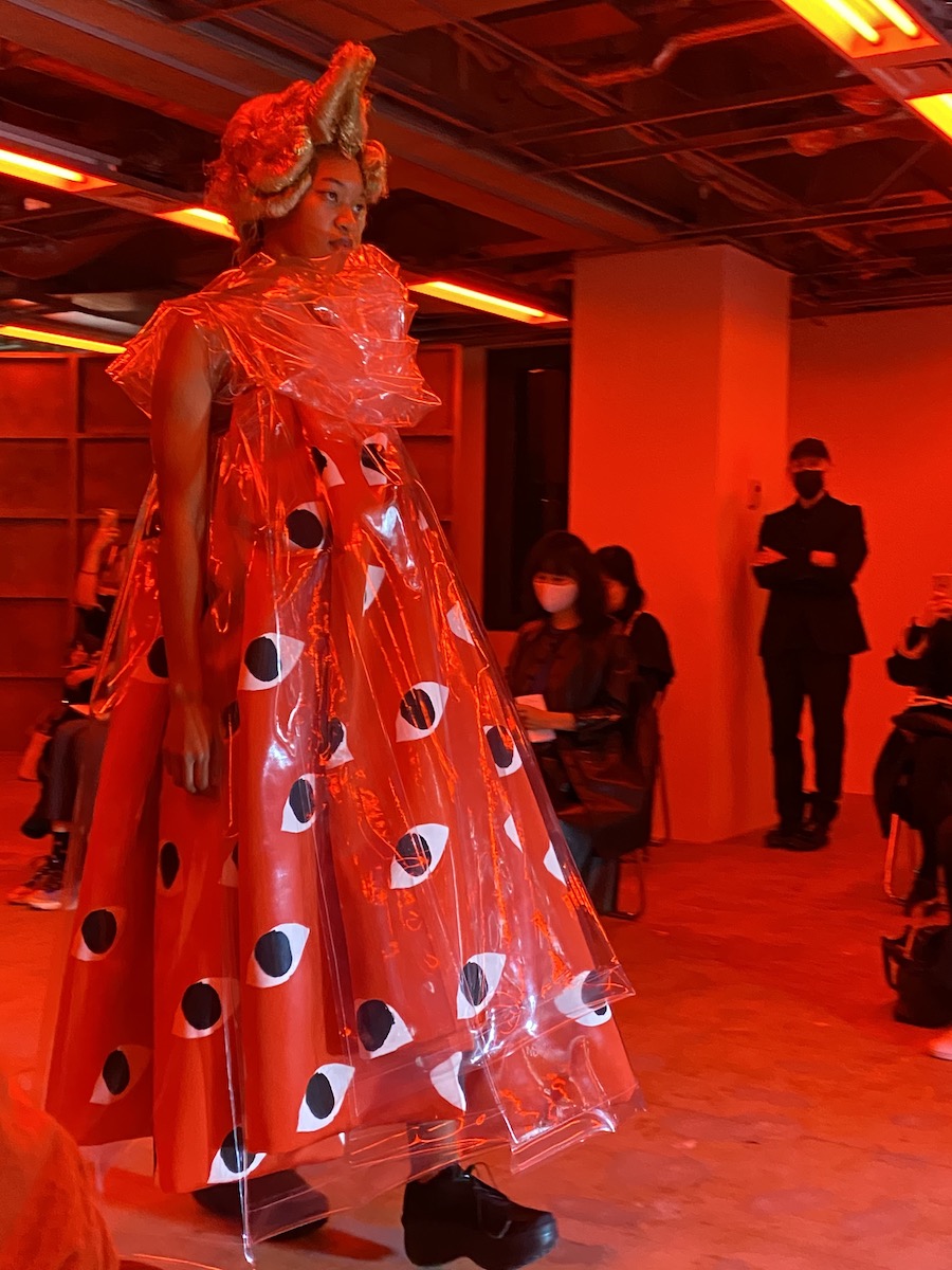 コム デ ギャルソン」が21年ぶりの東京ショーで見せた 不協和音が生む