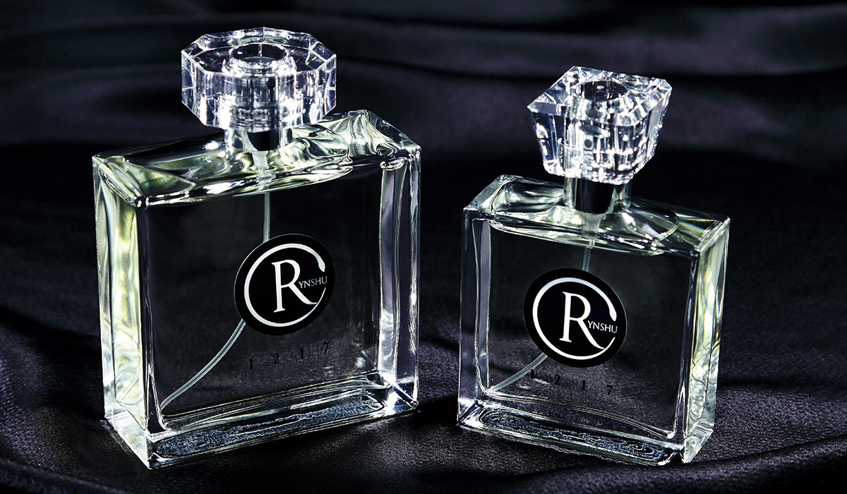 パリメンズ10周年記念の「リンシュウ」が“透明なウエア”という新香水