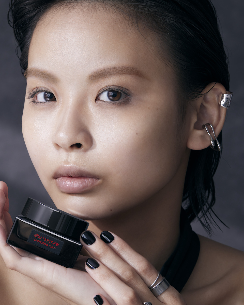 シュウ ウエムラ」からスキンケアもかなえる化粧下地が登場 “モチっと