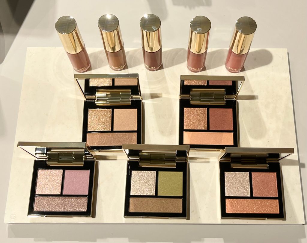 スナイデル ビューティ」の3色アイシャドウを全色スウォッチ 3色