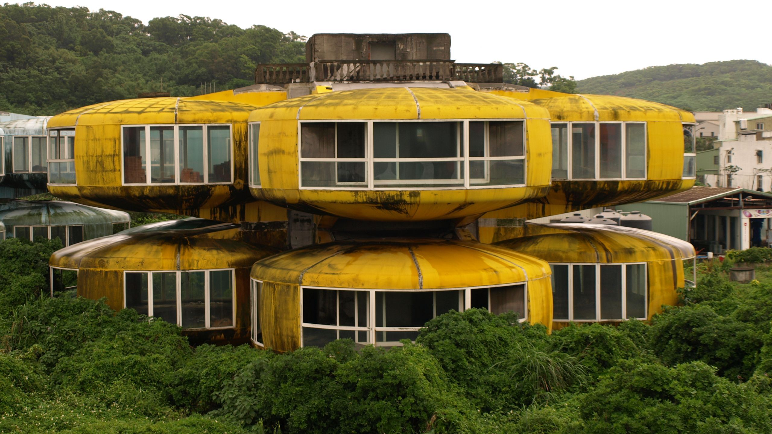 從未真正完工，卻因詛咒而變成廢墟？台灣第一鬼屋「三芝飛碟屋」引起國