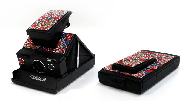名作ポラロイドカメラ「SX-70」にリバティファブリックで包んだ