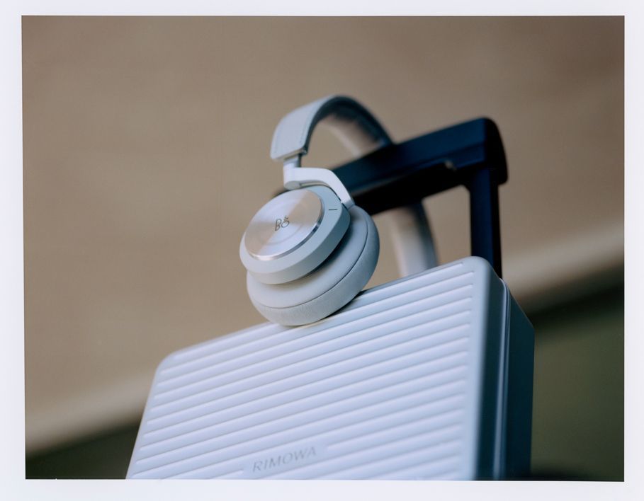 リモワのケースに、バング＆オルフセンのヘッドフォン | GQ JAPAN