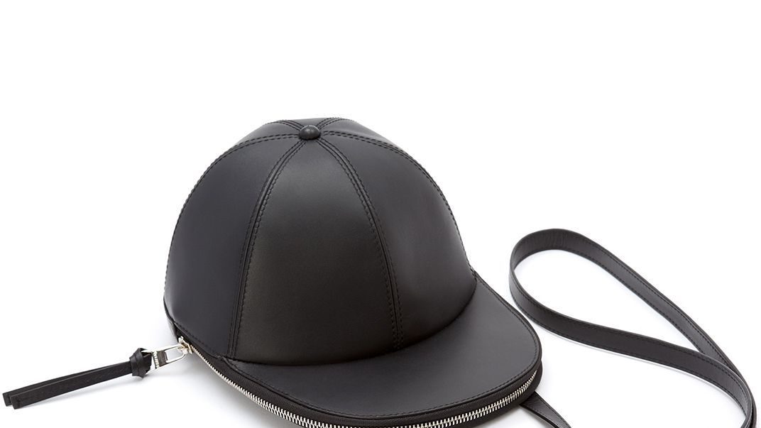 パリコレで話題沸騰！JW アンダーソンのキャップ型バッグがついに