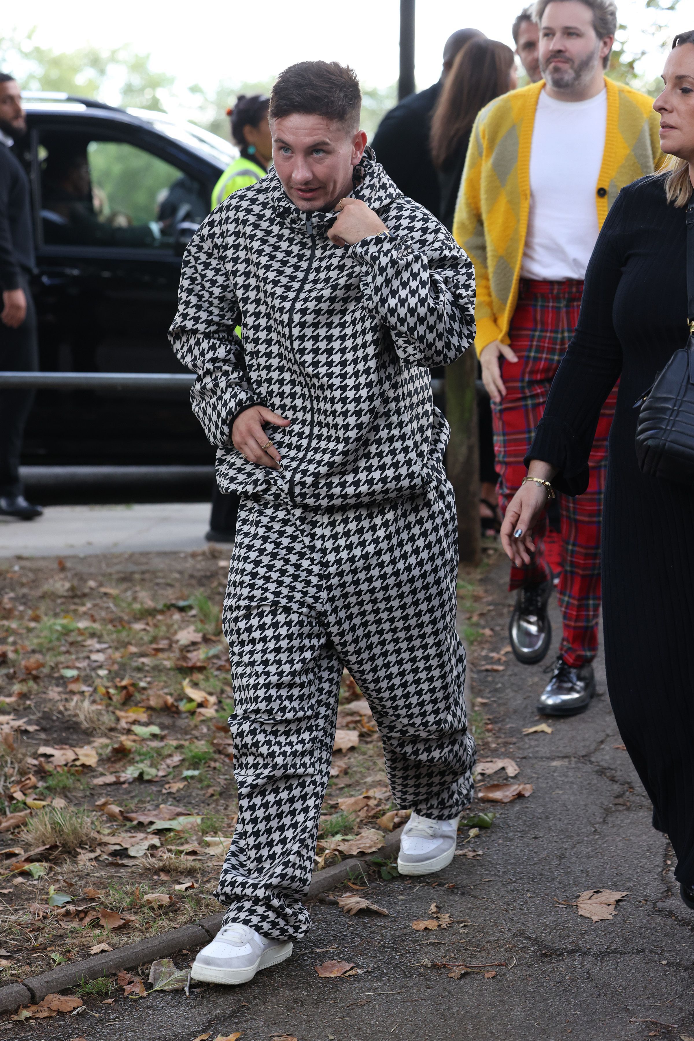 トラックスーツは千鳥格子柄のバーバリー！ バリー・コーガンのモダン