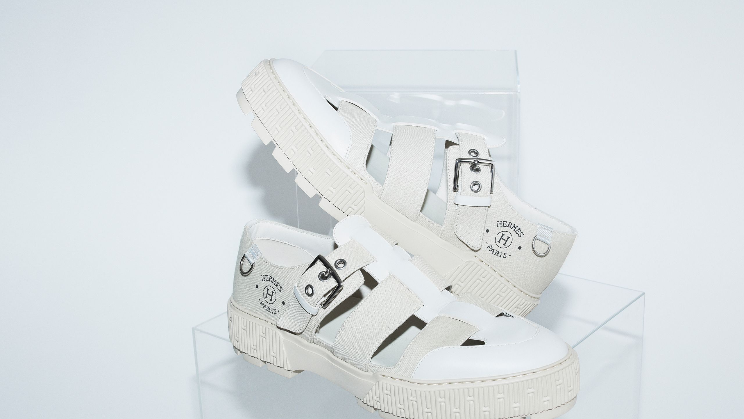 上品なマスキュリニティで魅了するエルメス──2024年夏、サンダルの