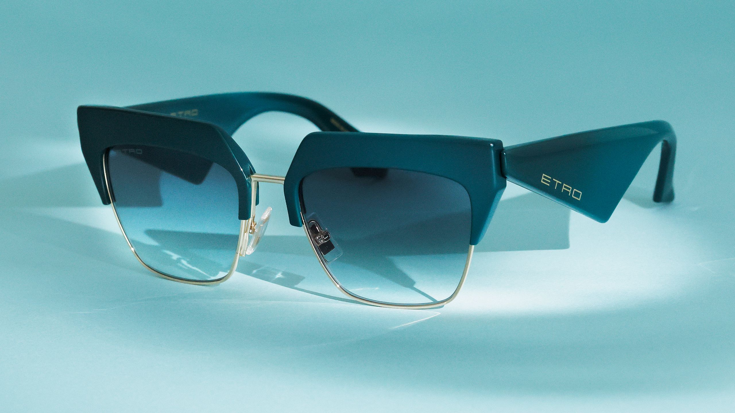 ボールドなラインと繊細なペイズリー柄で魅了するエトロ──夏がくる前