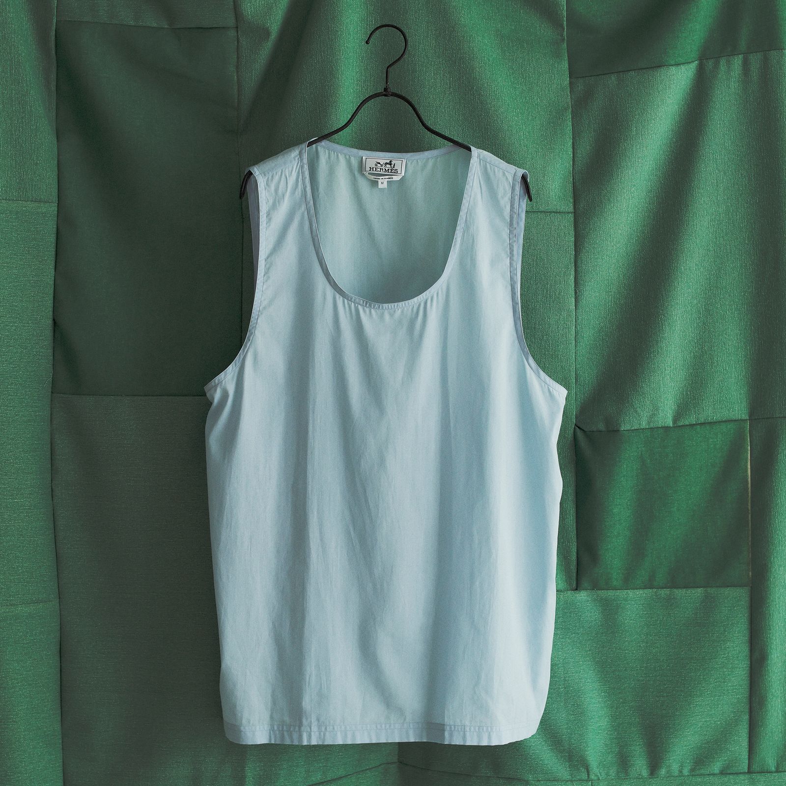 極上の素材感と遊び心でモードを静かに主張するエルメス──2025年夏の