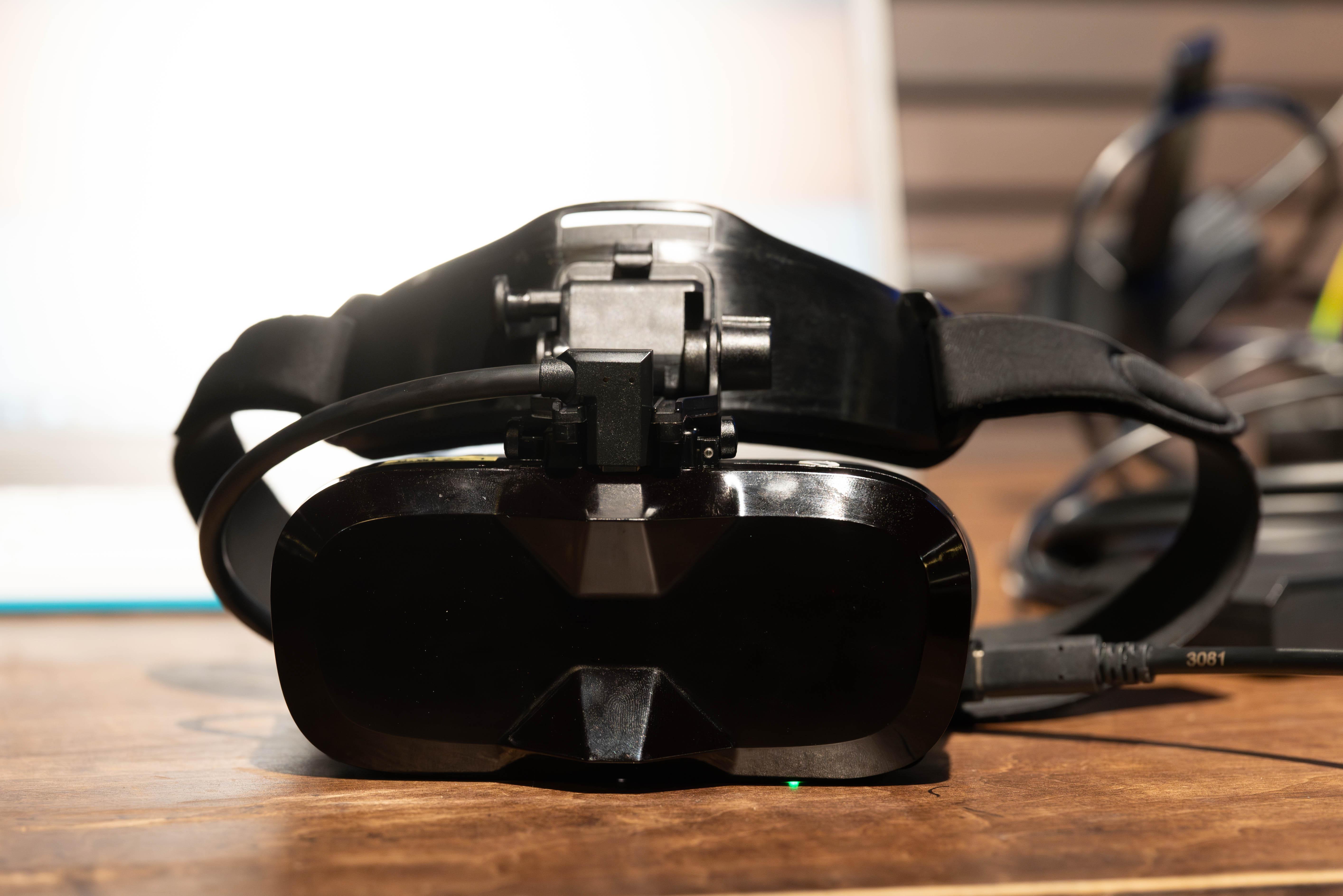 軽いのにハイパー高画質な“VR”ヘッドセット｢MeganeX superlight 8K｣が