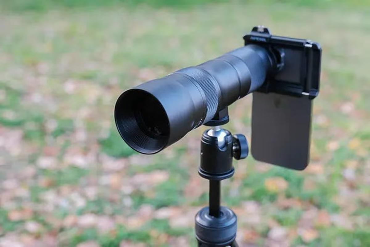 ズームの限界突破。クリップするだけでスマホが60倍望遠カメラに