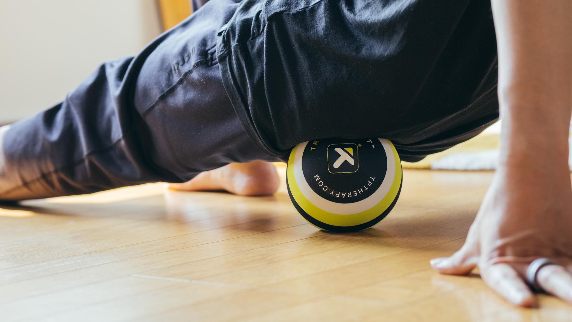 ローラーよりも奥にクる、このマッサージボールの筋膜リリースは