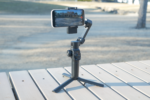コスパも良さげ。 三脚や延長ロッドも搭載で旅行やVlogに活躍する3軸
