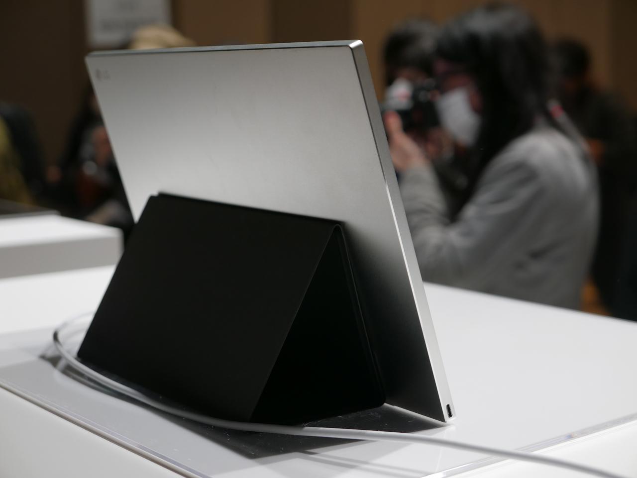 ウチのおぼんより軽く感じるモバイルモニターに出会った | ギズモード