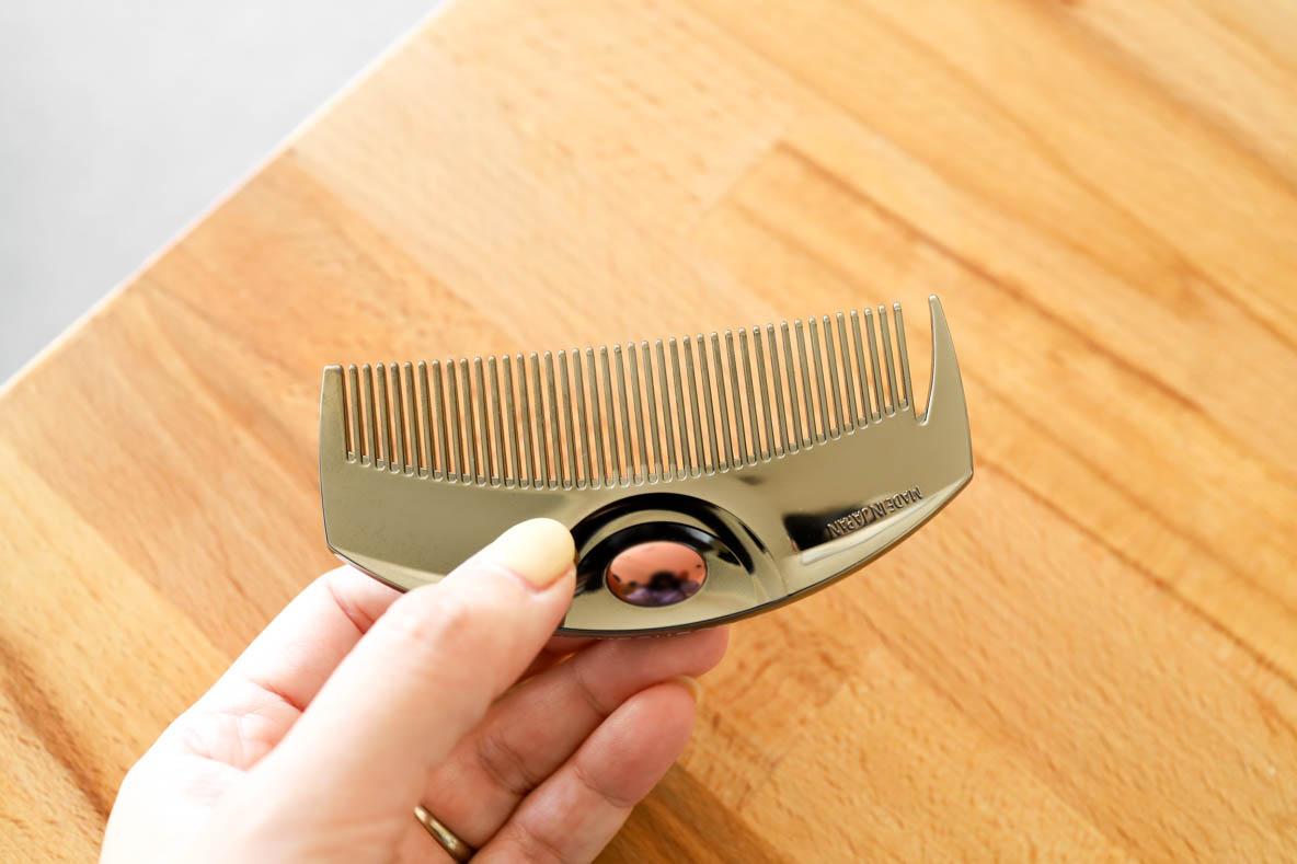 静電気で髪が広がる…。ラブクロムの「プレミアムブラック」で、つるん