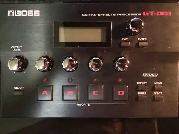 ライブでも十分使える！ギター用マルチエフェクターBOSS（ボス）GT-001