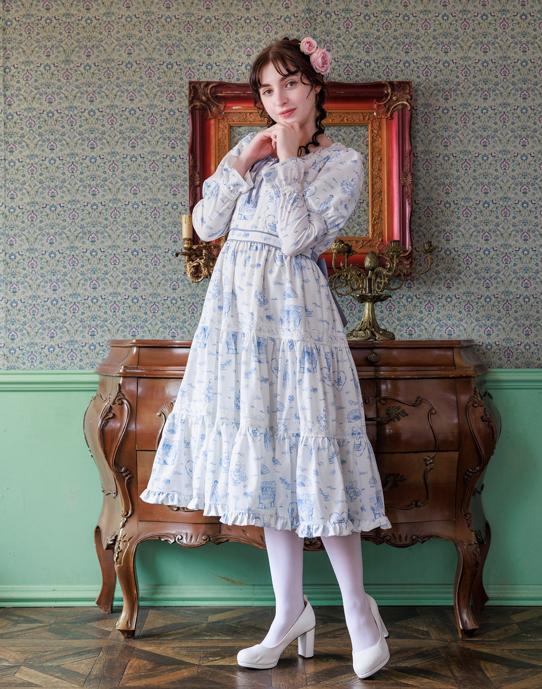 MILK ウォールデコワンピース ミルク新作“アンティークな絵画＆十字架