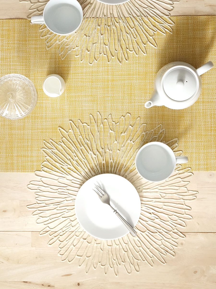 チルウィッチ ブルーム ランチョンマット｜大輪のシャンパンゴールドの花